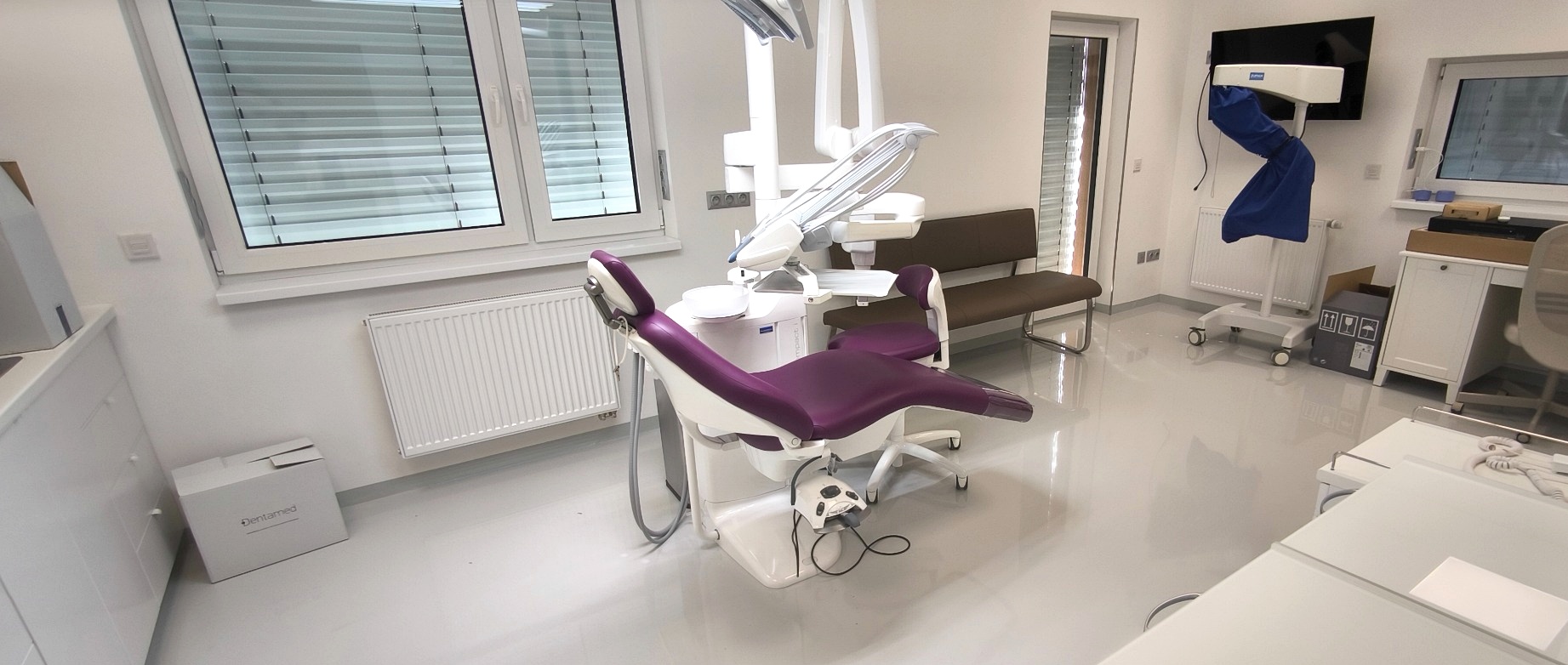 Ukázka realizace TOP4 Design – bezespárová epoxidová podlaha v zubní ordinaci.