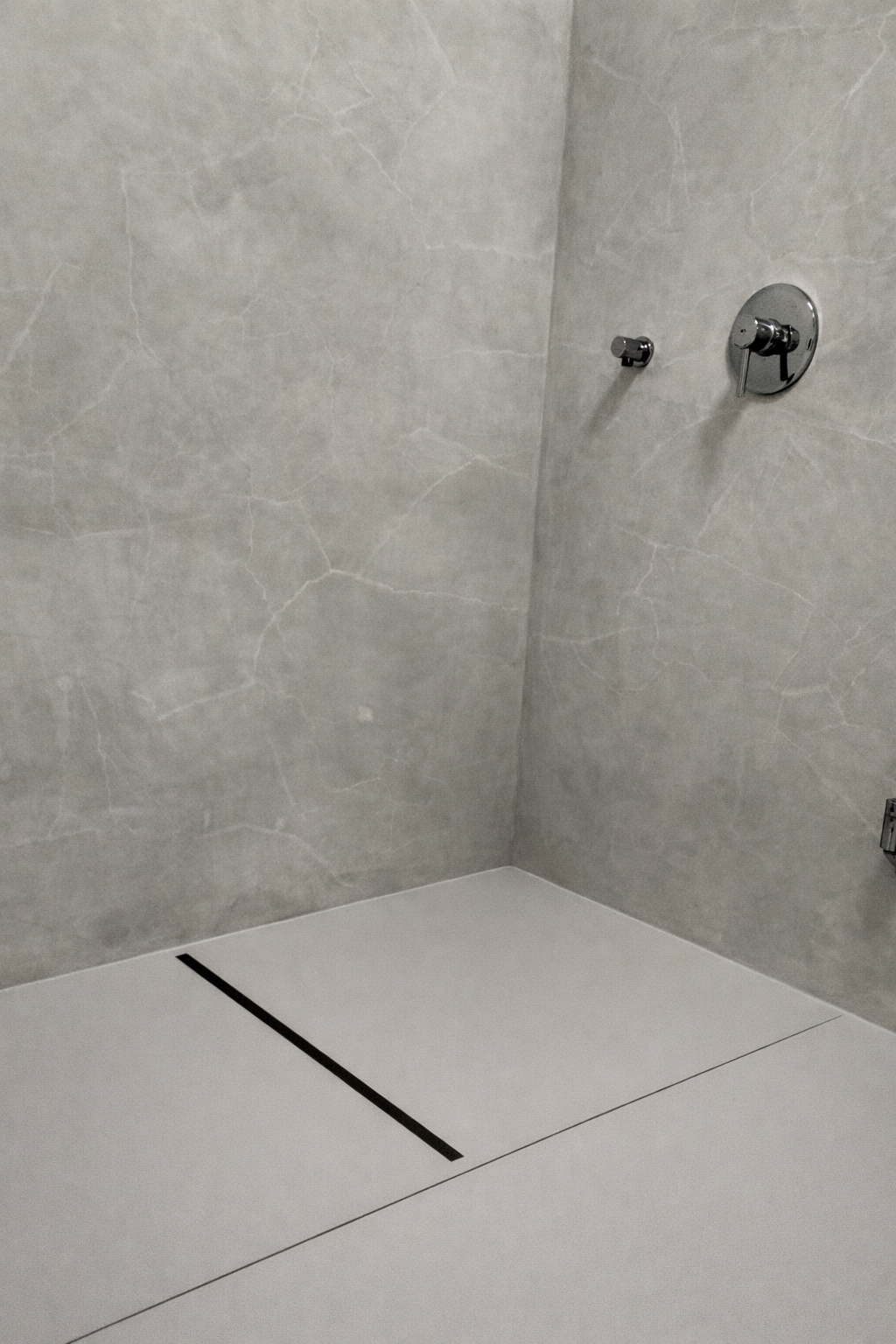 Stěrka ve sprchovém koutě bez spár