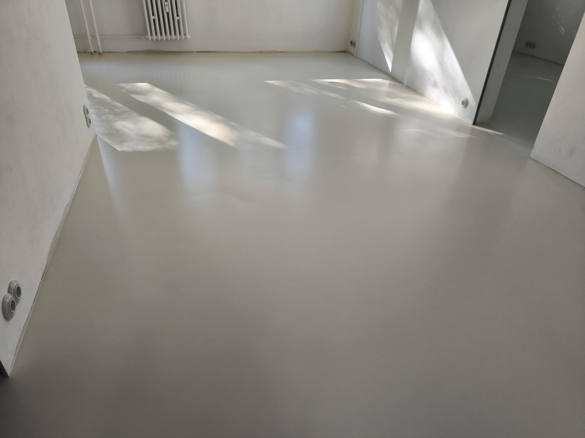 Reálná realizace TOP4 Design – polyuretanová podlaha s bezespárovým povrchem a jednotným designem interiéru.